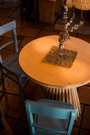 mesa escandinava con sillas vintage y luminaria de rattan